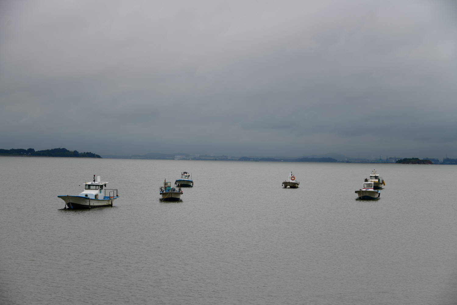 정적이 흐르는 바다.jpg