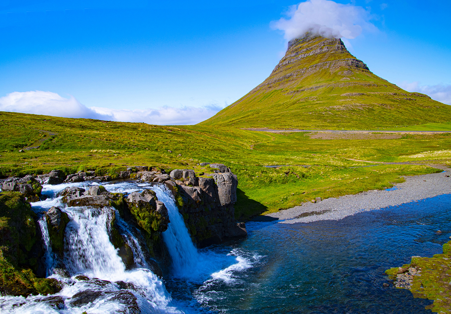 Kirkjufell산과 작은 폭포.jpg