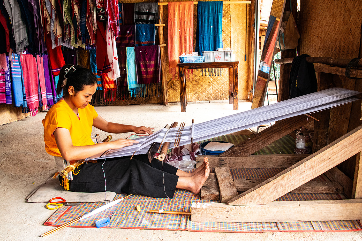 옷감짜는 소녀.jpg