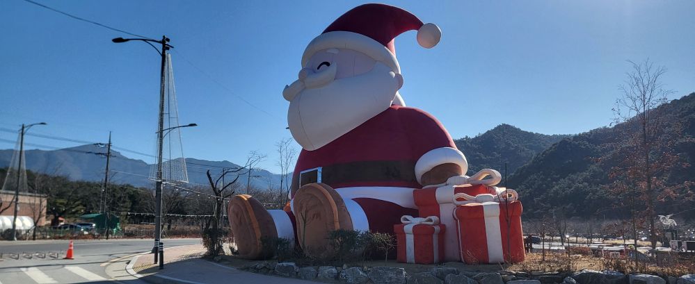 송해공원의 거대산타1...jpg